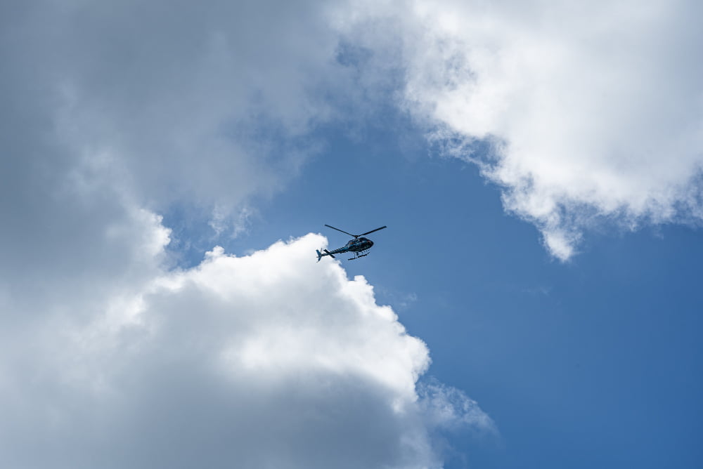 Quais as empresas de aluguel de helicóptero no Brasil? 2 helicoptero voando