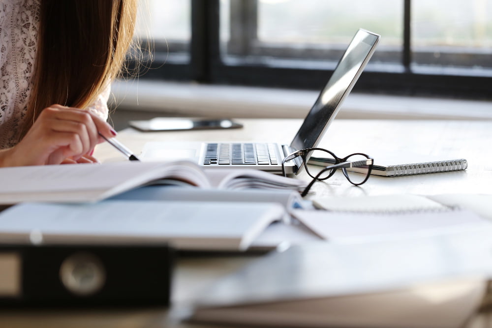 Como Estudar no Trabalho? Benefícios e Dicas 2 Estudar