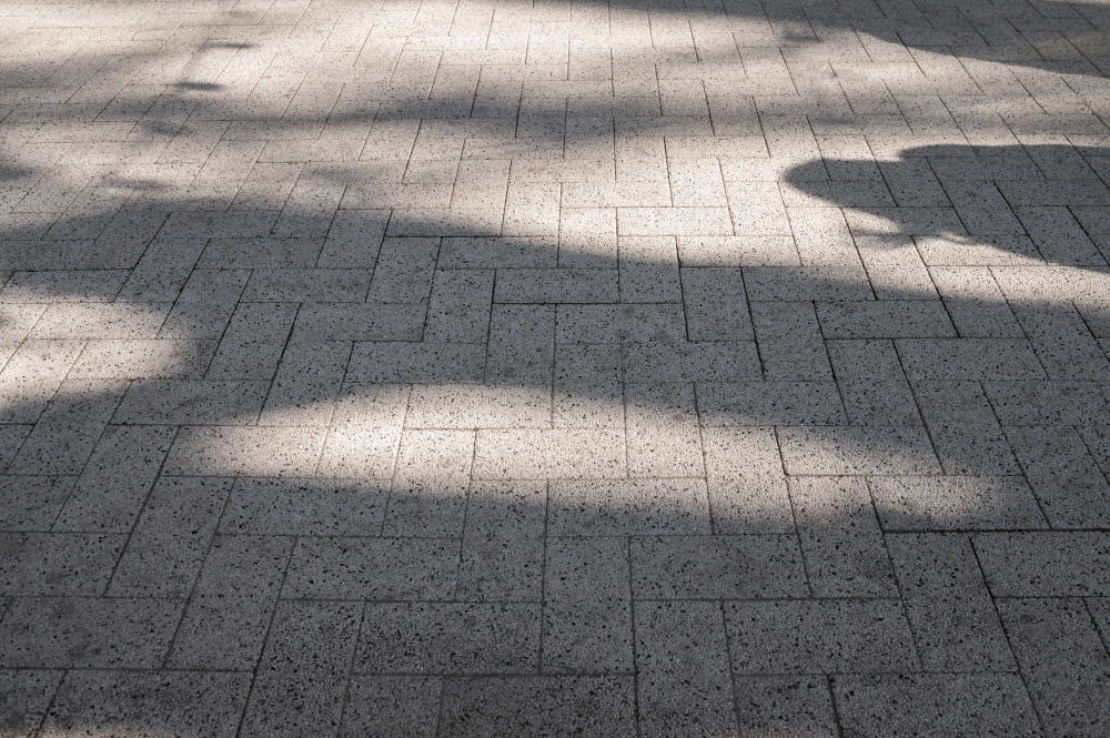 Como instalar paver de concreto em áreas externas? 2 calcada de paver concreto