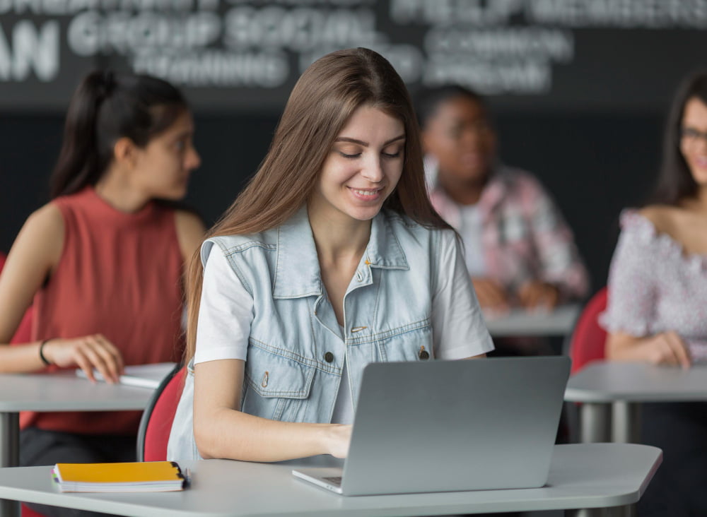 Como Estudar no Trabalho? Benefícios e Dicas 3 estudante notebook