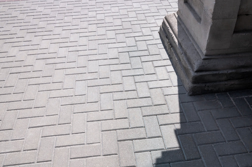 Como instalar paver de concreto em áreas externas? 4 paver5