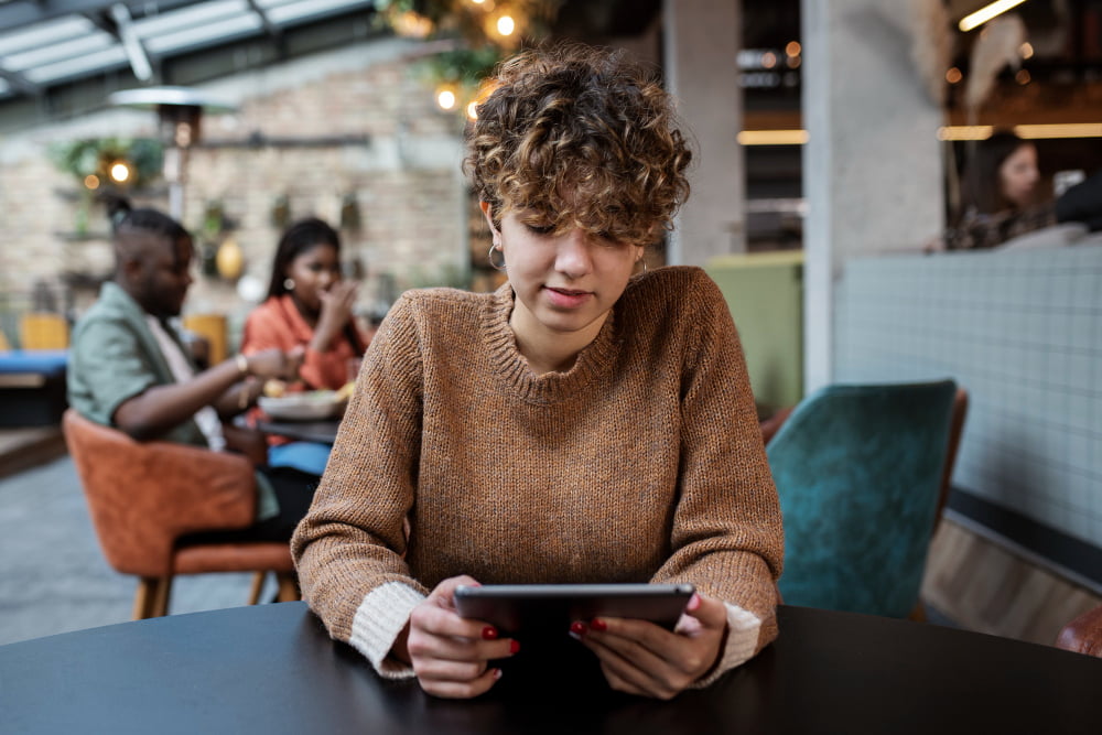 Como Estudar no Trabalho? Benefícios e Dicas 4 tablet estudar